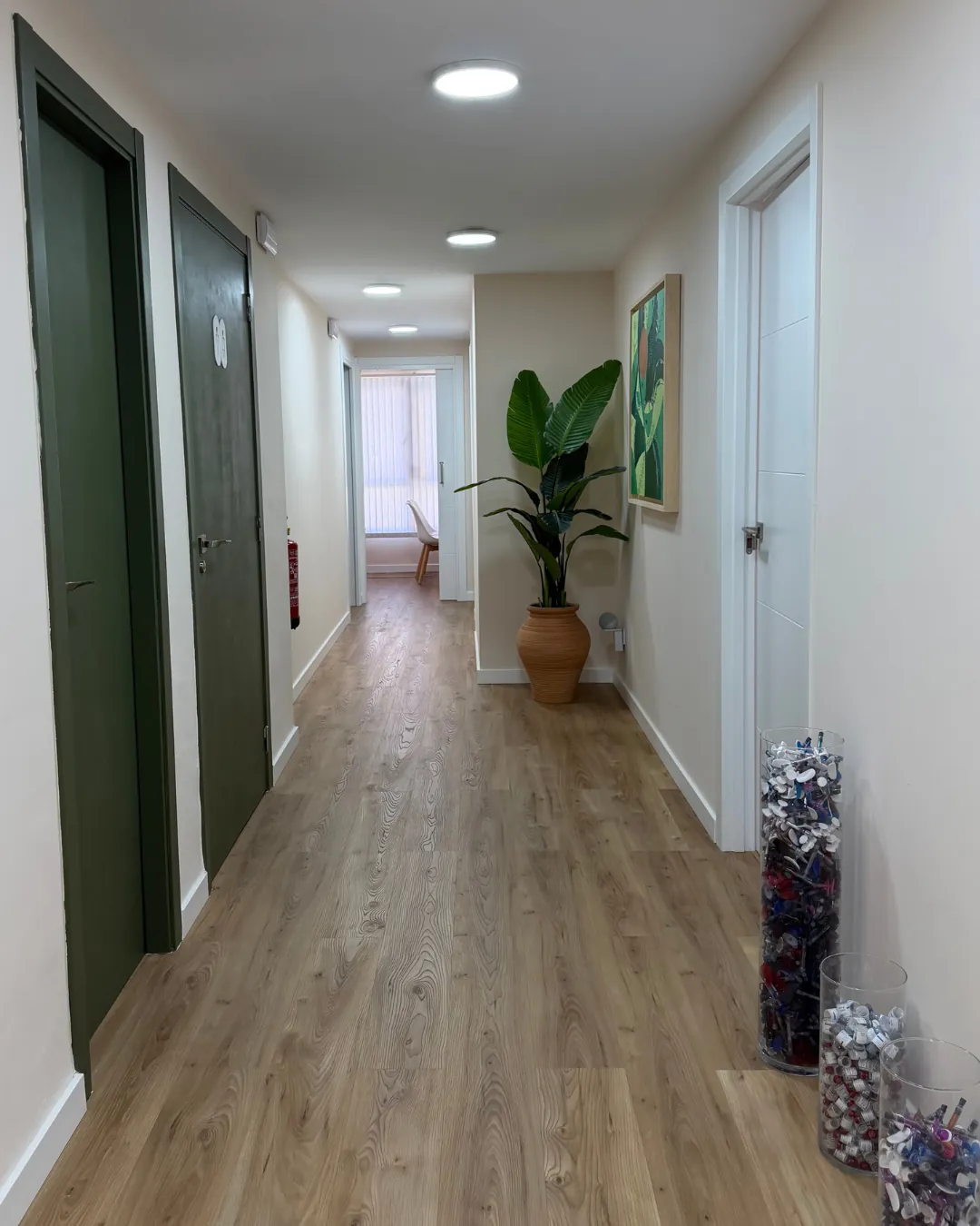 Pasillo de Clínica Reviure con acceso a las cabinas